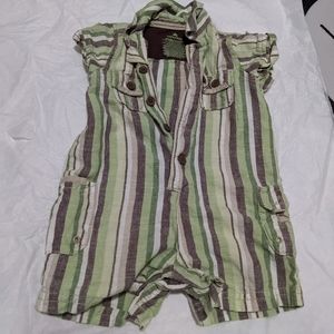 ✨2/$15✨Baby Gap striped romper with button and pocket details